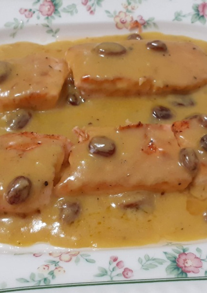 Una foto de SALMÓN CON SALSA DE MANDARINA, Y PASAS