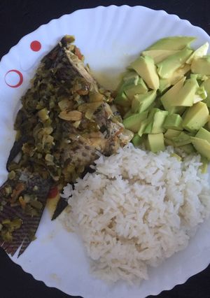 Una foto de Mojarra sudada con verduras