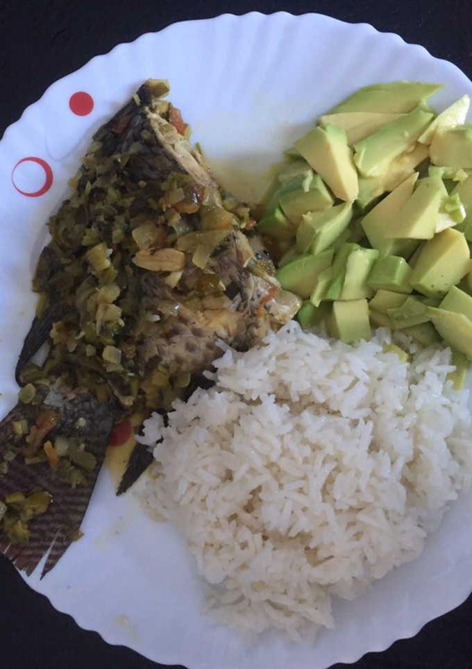 Una foto de Mojarra sudada con verduras
