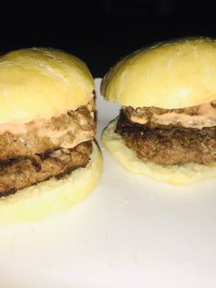 Una foto de Hamburguesas y pan caseros