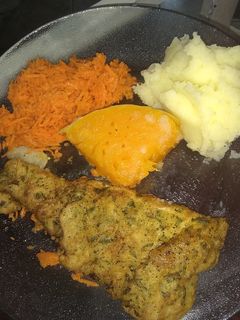 Una foto de Marineras de filet, ensalada de zanahoria, puré de papa y anco