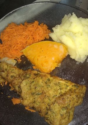 Una foto de Marineras de filet, ensalada de zanahoria, puré de papa y anco