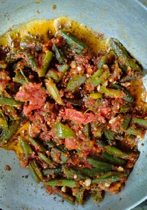 ભરેલા ભીંડા નું શાક (Bharela Bhinda Shak Recipe In Gujarati) રેસીપી મુખ્ય ફોટો