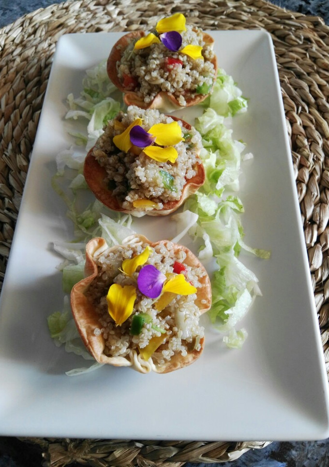 Una foto de Cestas de ensalada de quinoa
