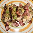 Medallón de pollo con hongos y puerro en colchón de panceta crispy