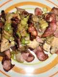 Medallón de pollo con hongos y puerro en colchón de panceta crispy