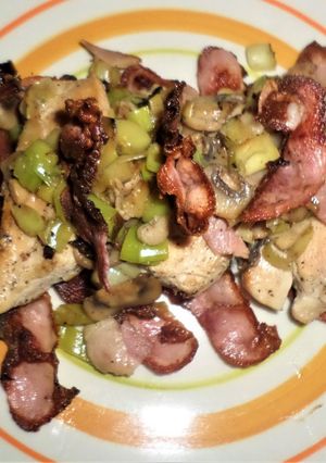 Una foto de Medallón de pollo con hongos y puerro en colchón de panceta crispy