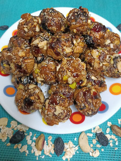 A picture of No Sugar Oats, Fig & Dates Ladoo.