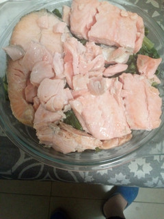 Una foto de Salmón a la plancha con espinacas frescas