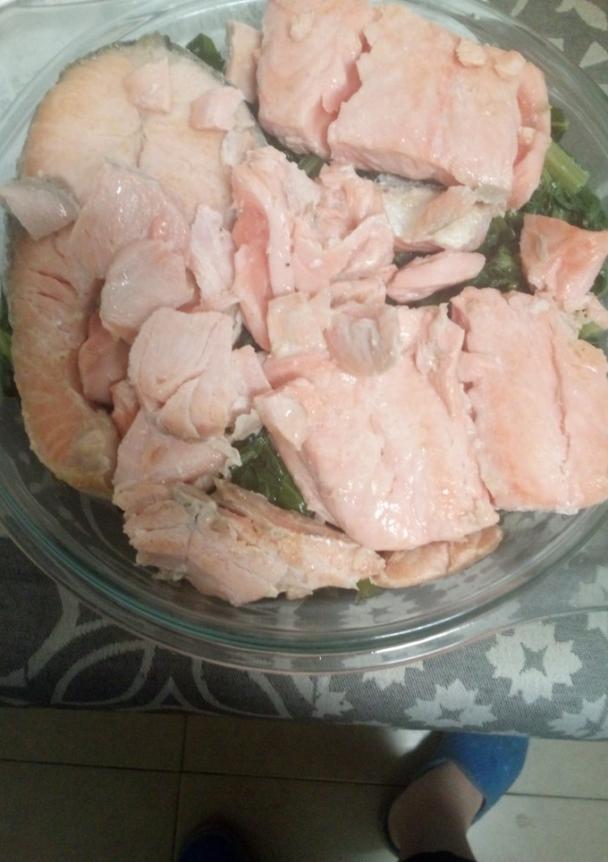 Una foto de Salmón a la plancha con espinacas frescas