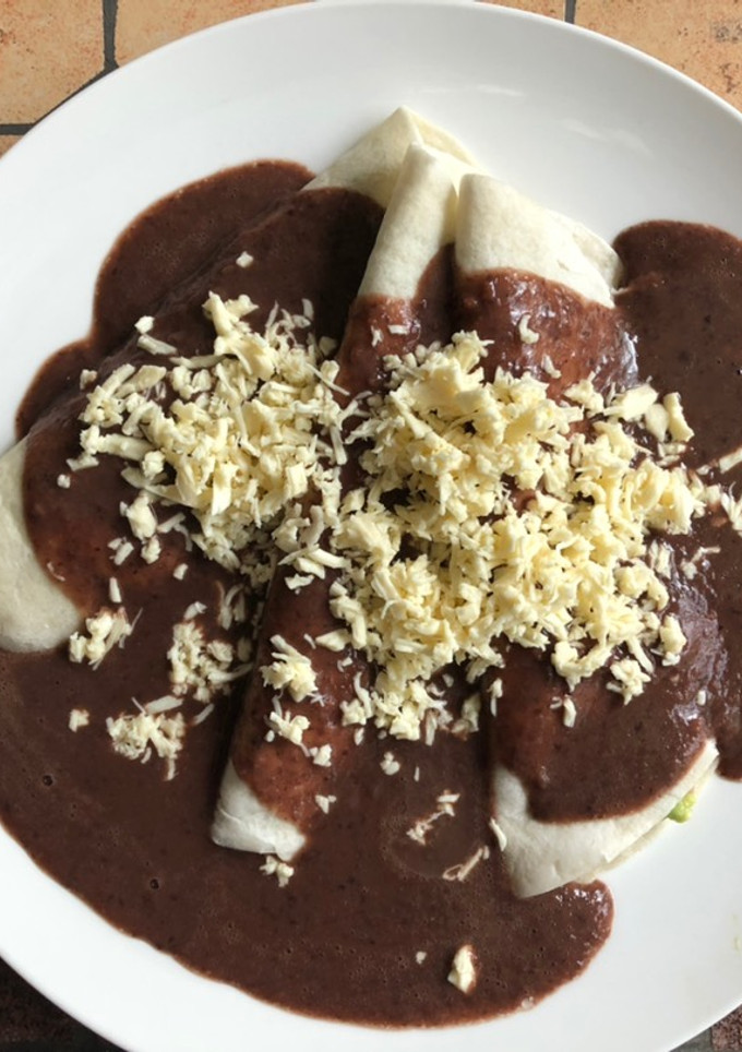 Una foto de Enfrijoladas de aguacate