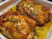 Una foto de pechugas de pollo picadas