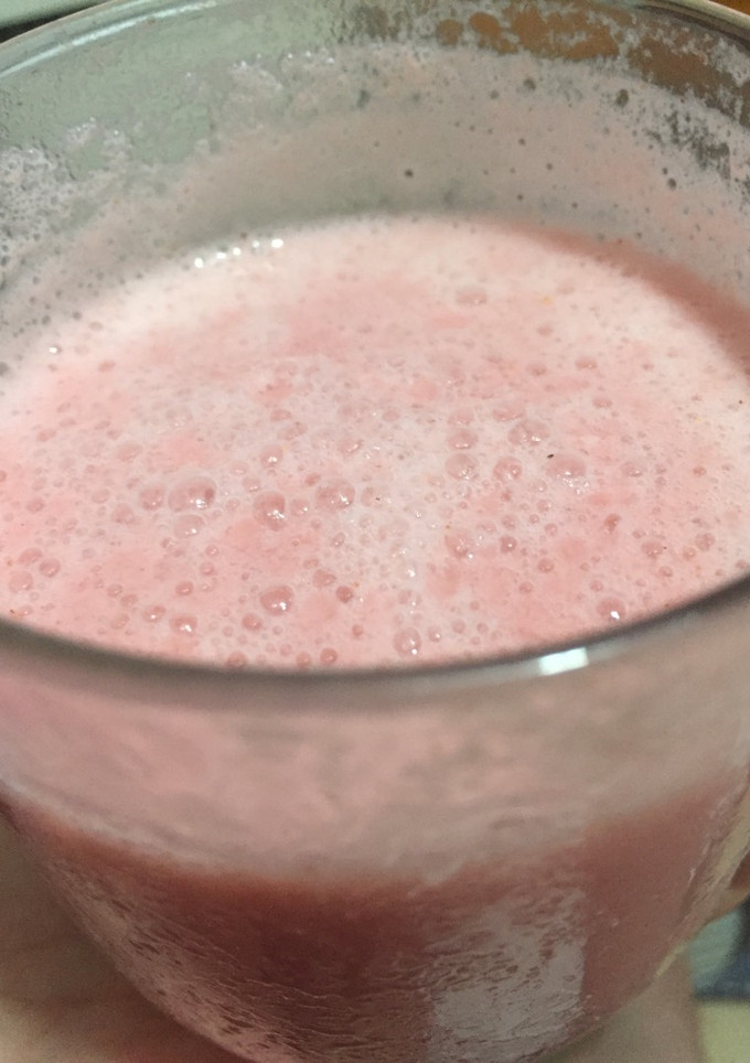 Una foto de Smoothie granizado de fresa 🍓