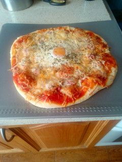 Una foto de Pizza casera de lo que tengas en la nevera