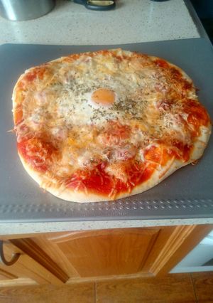Una foto de Pizza casera de lo que tengas en la nevera