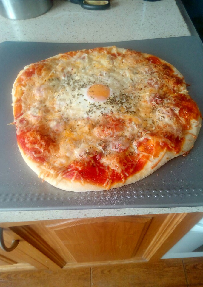Una foto de Pizza casera de lo que tengas en la nevera