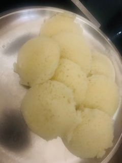 रवा इडली (Rava idli recipe in hindi) रेसिपी मुख्य फोटो