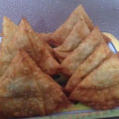 Crispy aloo samosy A picture of Crispy aloo samosy.