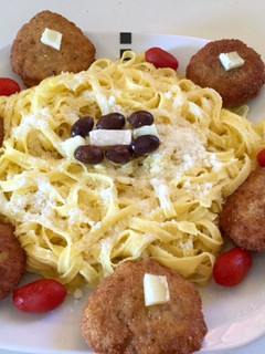 Una foto de Tagliatelle con mini hamburguesas de pollo