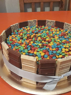 Una foto de Torta de golosinas😋