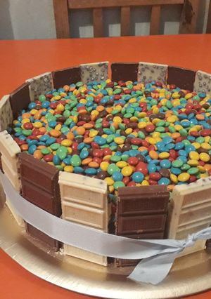 Una foto de Torta de golosinas😋