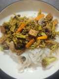 Fideos de arroz con tofu y verduras salteadas