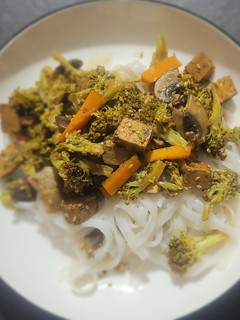 Una foto de Fideos de arroz con tofu y verduras salteadas