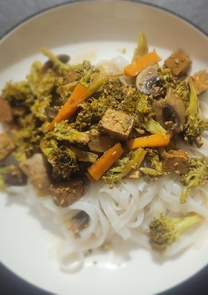 Una foto de Fideos de arroz con tofu y verduras salteadas