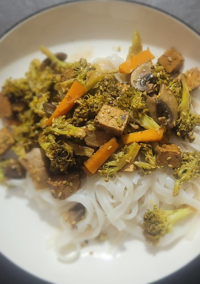 Una foto de Fideos de arroz con tofu y verduras salteadas