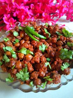 A picture of Dry Kala Chana Masala.