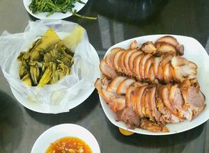 Hình của món Chân giò hầm thảo mộc.