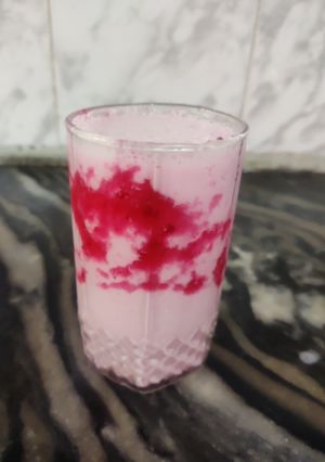 स्ट्रॉबेरी मिल्क शेक (strawberry milkshake recipe in hindi) रेसिपी मुख्य फोटो