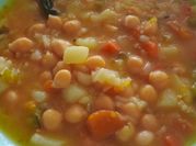 Una foto de caldo de gallina con garbanzo