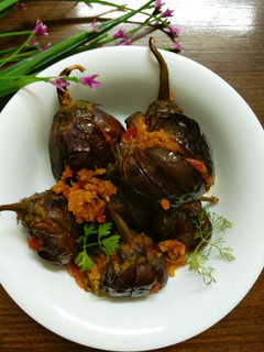 भरवां बैंगन (Bharva baingan recipe in Hindi) रेसिपी मुख्य फोटो