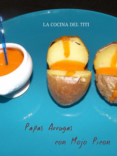 Una foto de Papas Arrugadas con Mojo Picón