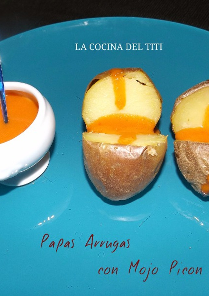 Una foto de Papas Arrugadas con Mojo Picón