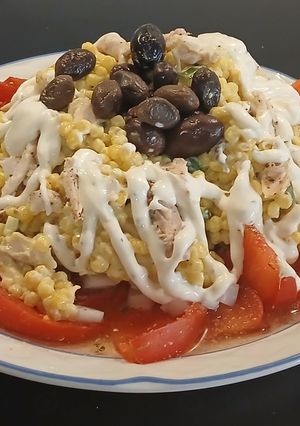 Una foto de Ensalada de Mograbieh con Pollo