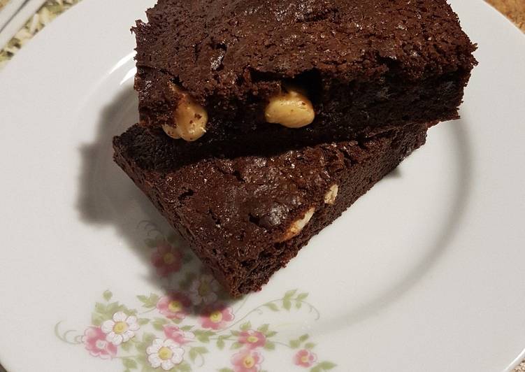 Brownies coklat kacang mete dan hazelnut