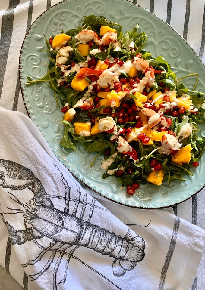 Una foto de Ensalada de bogavante cocido y frutas