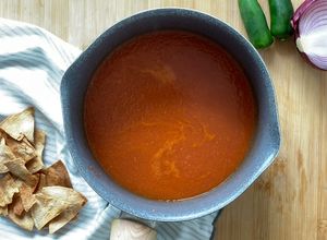 Una foto de Salsa para chilaquiles rojos muy fácil