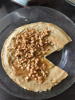Una foto de Tortita con harina de quinoa, crema de almendras y cereales crunchy