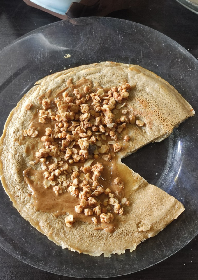 Una foto de Tortita con harina de quinoa, crema de almendras y cereales crunchy