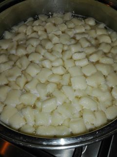 Una foto de Ñoquis de papa con salsa de tomate c/albóndigas