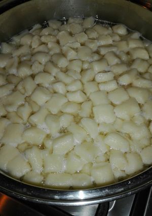 Una foto de Ñoquis de papa con salsa de tomate c/albóndigas