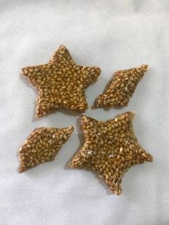 તલ ની ચીકી (Til Chikki Recipe in Gujarati) રેસીપી મુખ્ય ફોટો