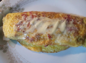 Una foto de Rollo de huevos con tocineta y cabano🥚🥓