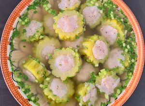 Hình của món Canh khổ qua nhồi cá thác lác.