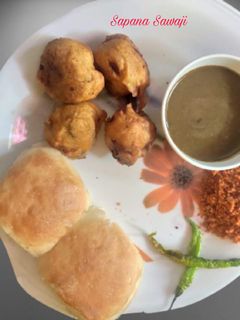 मुंबई फेमस वडापाव (vada pav recipe in marathi) रेसिपी चे मुख्य फोटो