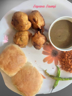 मुंबई फेमस वडापाव (vada pav recipe in marathi) रेसिपी चे मुख्य फोटो