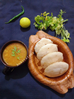 ઈડલી સંભાર (Idli Sambhar Recipe In Gujarati) રેસીપી મુખ્ય ફોટો